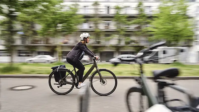 Eine JobRadlerin fährt die Straße entlang Eine JobRadlerin fährt die Straße entlang