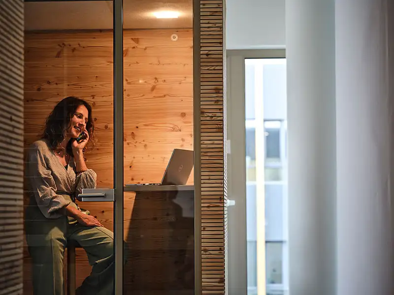 JobRad Mitarbeiterin telefoniert im Büro JobRad Mitarbeiterin telefoniert im Büro