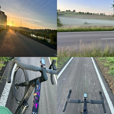 Sonnenaufgang über einer Straße mit Geländer, Strommasten und leichtem Nebel.